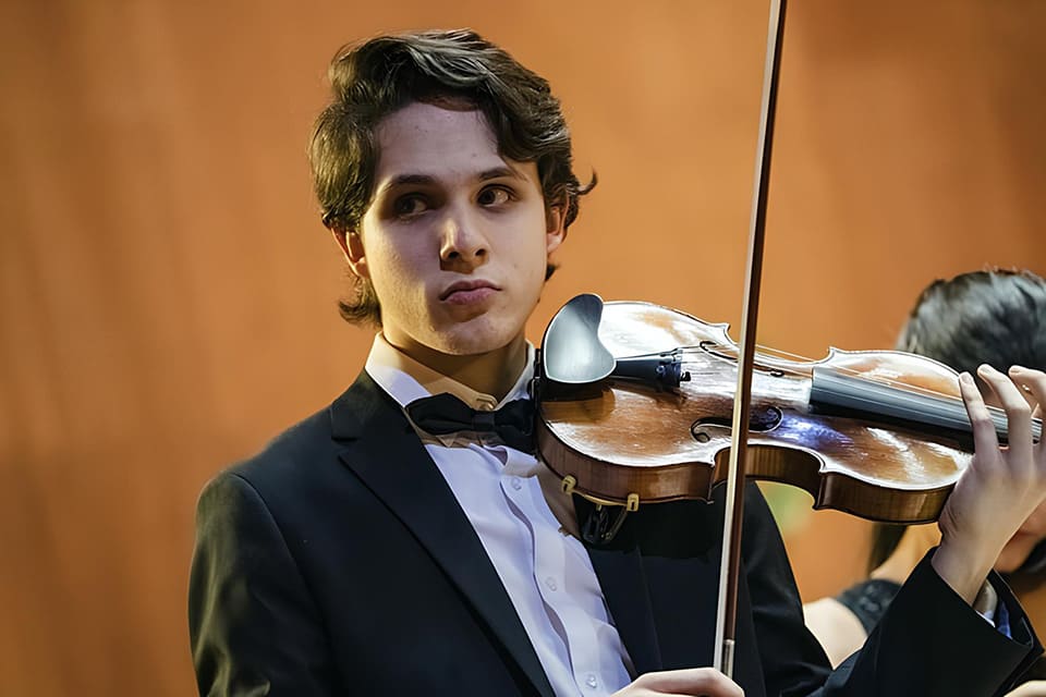 El maestro Pablo González subirá al pódium del Teatro Cervantes para dirigir el duodécimo programa de abono de la OFM