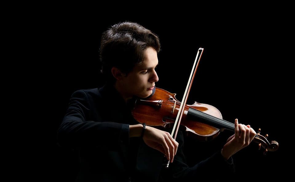 La Orquesta de Córdoba y el violinista Javier Comesaña presentan *Reminiscencias de Tierras Altas* en el Gran Teatro, un concierto que evoca paisajes sonoros únicos.