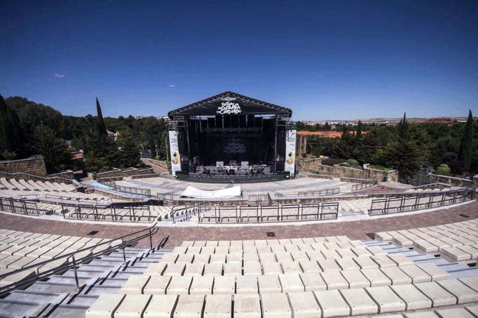 El IMAE mejora la accesibilidad en La Axerquía con mochilas vibratorias, permitiendo a personas con discapacidad auditiva disfrutar de sus conciertos de forma inclusiva.