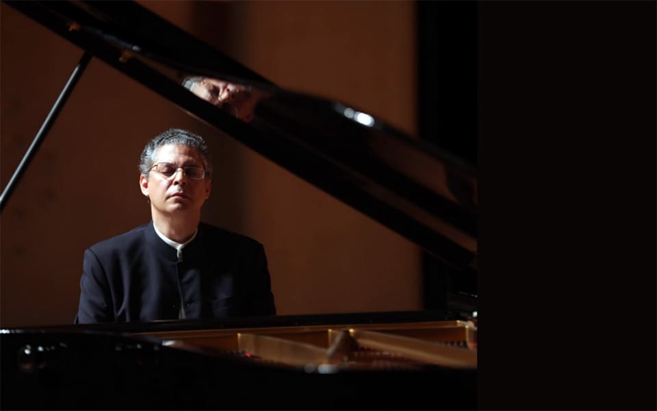 Leonel Morales ofrece una velada inolvidable en la Sociedad Filarmónica de Bilbao. Disfruta de una experiencia musical única y emocionante.