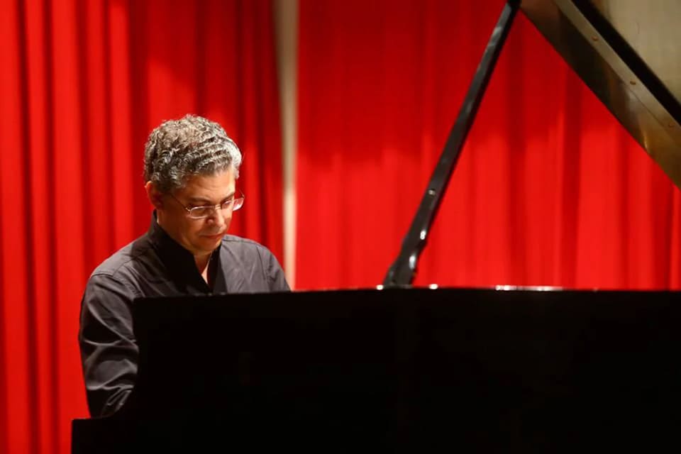 Leonel Morales ofrece una velada inolvidable en la Sociedad Filarmónica de Bilbao. Disfruta de una experiencia musical única y emocionante.