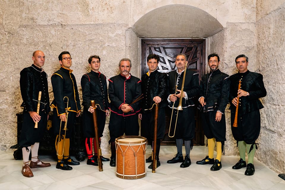 El FeMÀS lleva la música antigua a las calles de Sevilla con conciertos en coches de caballos, ofreciendo una experiencia cultural única en un entorno histórico.