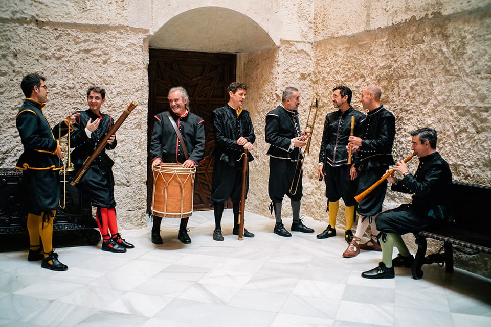 El FeMÀS lleva la música antigua a las calles de Sevilla con conciertos en coches de caballos, ofreciendo una experiencia cultural única en un entorno histórico.