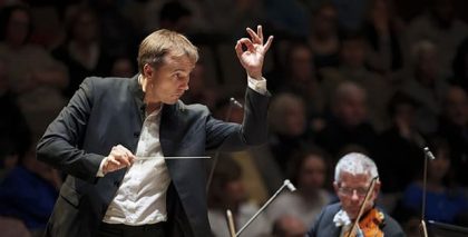 La Orquesta Sinfónica de Castilla y León dirigida por Petrenko y la violinista María Dueñas interpretan un programa con acento francés