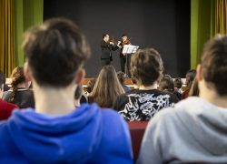 El FeMÀS inaugura su 42.ª edición con cinco conciertos destacados, consolidándose como referente en música antigua de alta calidad. Concierto didáctico XLII FeMÀS – © Lolo Vasco