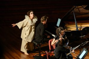 P. Kopatchinskaja y músicos – © A. Bofill