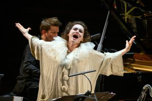 P. Kopatchinskaja y músicos – © A. Bofill
