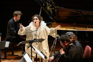 P. Kopatchinskaja y músicos – © A. Bofill