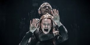 La aclamada producción de Macbeth de Donmar Warehouse se estrena en cines de España Alasdair-Macrae-and-Rona-Morison - in-MACBETH - -Donmar - -Photo-by-Marc-Brenner-620