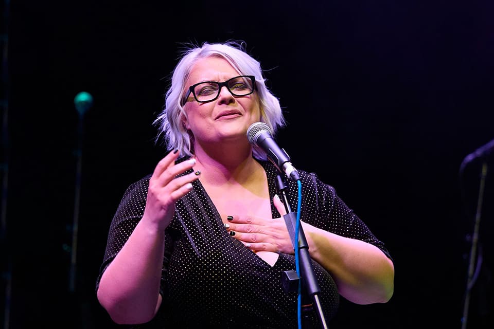 Alizia Romero conmemora 30 años de trayectoria con un concierto exclusivo y sorpresas en el Teatro de las Esquinas. Un homenaje a su carrera artística.