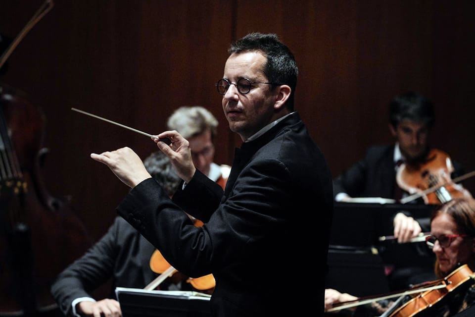 El maestro Salvador Vázquez dirige a la Orquesta Sinfónica de la Región de Murcia en un programa que destaca por su calidad artística y musical. El maestro Salvador Vázquez dirige a la Orquesta Sinfónica de la Región de Murcia en un programa que destaca por su calidad artística y musical.