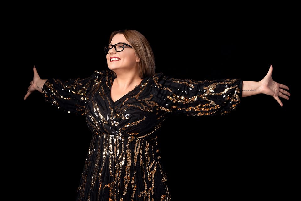 Alizia Romero conmemora 30 años de trayectoria con un concierto exclusivo y sorpresas en el Teatro de las Esquinas. Un homenaje a su carrera artística.
