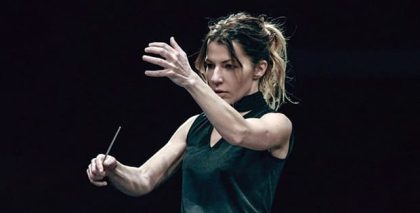 La directora francesa Audrey Saint Gila dirige a la Orquesta Ciudad de Granada
