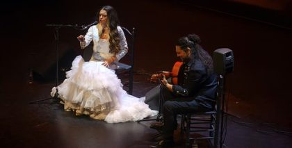Reyes Carrasco, la voz revelación del cante, clausura "Les Arts és Flamenco" con su homenaje a "La Niña de los Peines"