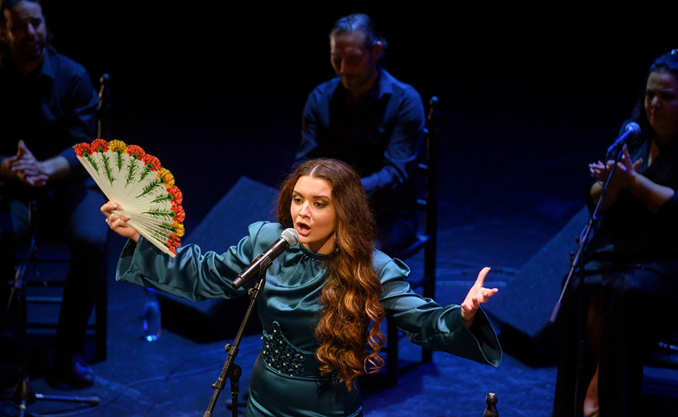 Reyes Carrasco, la voz revelación del cante, clausura «Les Arts és Flamenco» con su homenaje a «La Niña de los Peines»