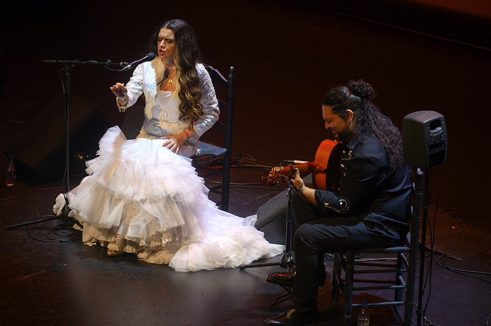 Reyes Carrasco, la voz revelación del cante, clausura «Les Arts és Flamenco» con su homenaje a «La Niña de los Peines»