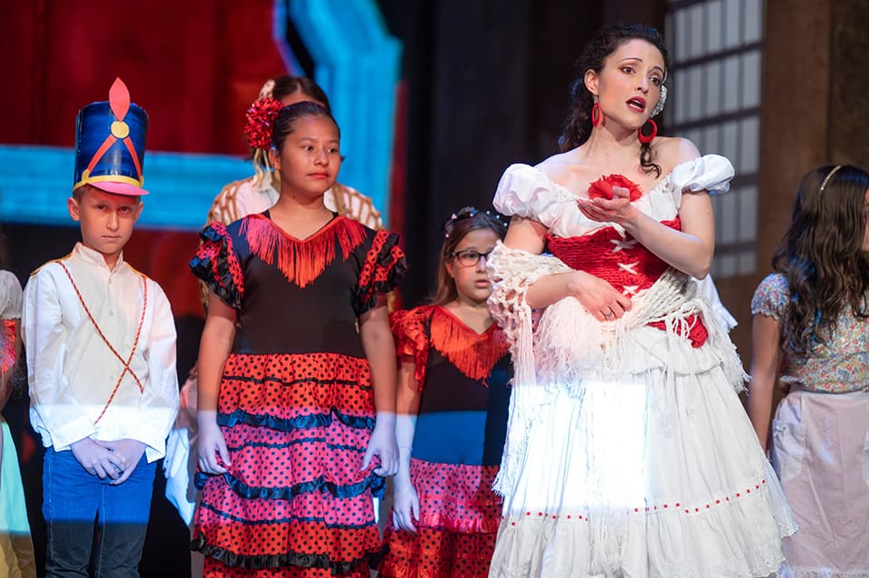 Más de 1.400 escolares de Sevilla protagonizan la ópera «Carmen» en el Teatro de la Maestranza