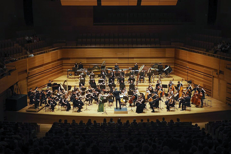 La OSCyL Joven ofrece un concierto extraordinario junto a la directora Joana Carneiro y el trompetista Pacho Flores