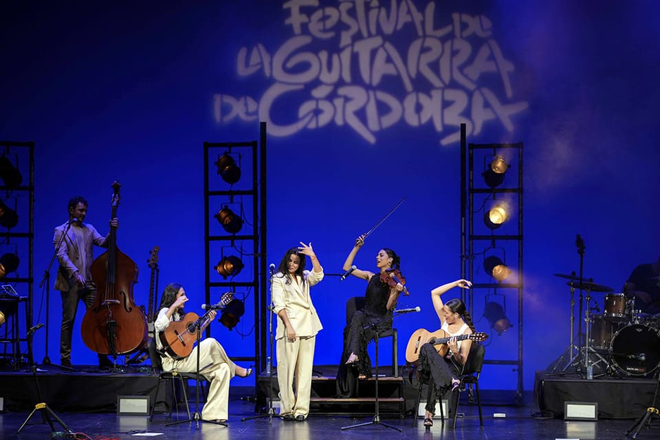 Cuarto lleno absoluto en el 44º Festival de la Guitarra de Córdoba ante la pasión de «Flamencas», nuevo disco de La Migas