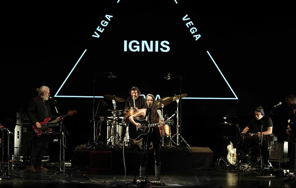 Vega vive una noche inolvidable con su sold out del Gran Teatro en el 44º Festival de la Guitarra de Córdoba