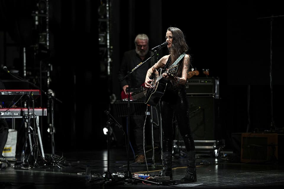 Vega vive una noche inolvidable con su sold out del Gran Teatro en el 44º Festival de la Guitarra de Córdoba