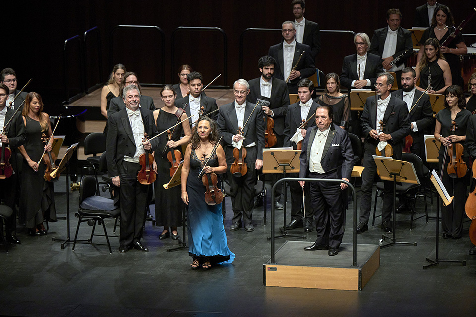 Gran homenaje anoche al maestro Enrique García Asensio que actuó junto a su hija la violinista Anabel García del Castillo