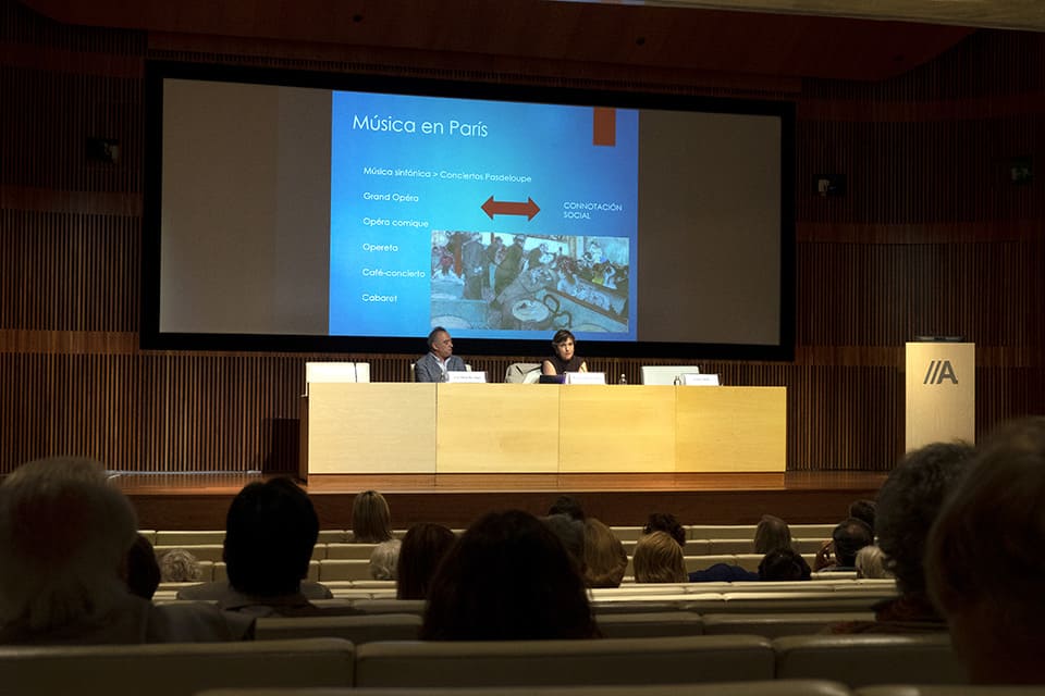 Irene de Juan Bernabéu profundiza en «Carmen: la construcción de un mito», en la conferencia previa al inicio de temporada