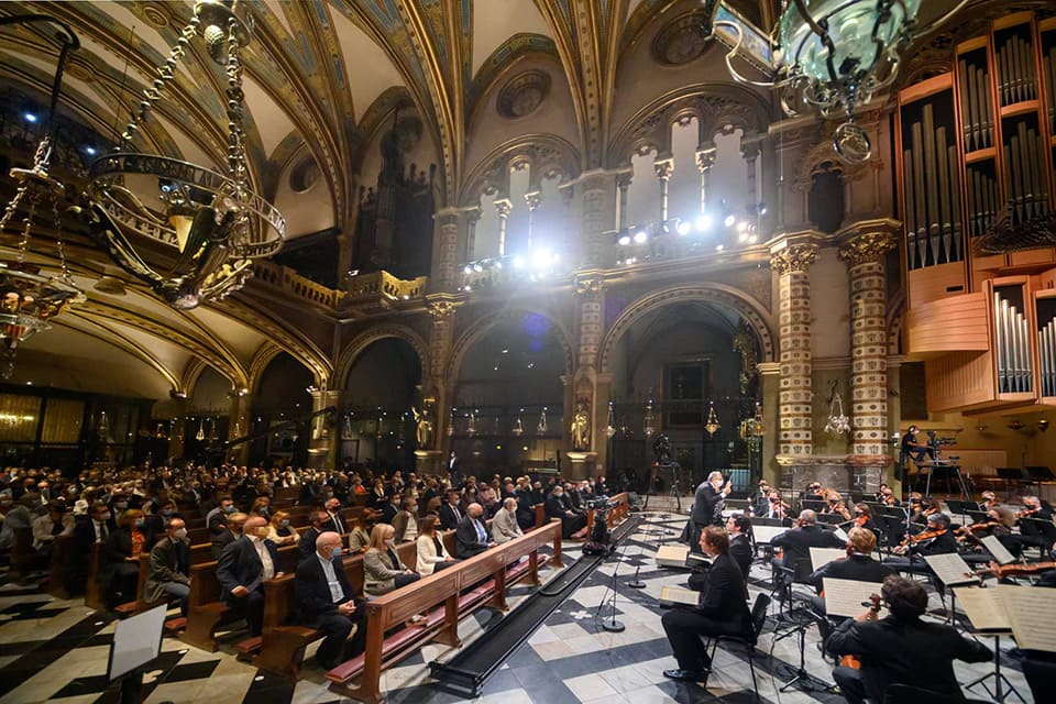 El maestro Josep Pons y la Orquesta y el Coro del Liceu resucitan el alma de Mahler en Montserrat por el milenario
