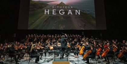 La Orquesta Sinfónica de Navarra ha actuado en el 73 Festival de Cine de San Sebastián para presentar “Euskal Herria Hegan”