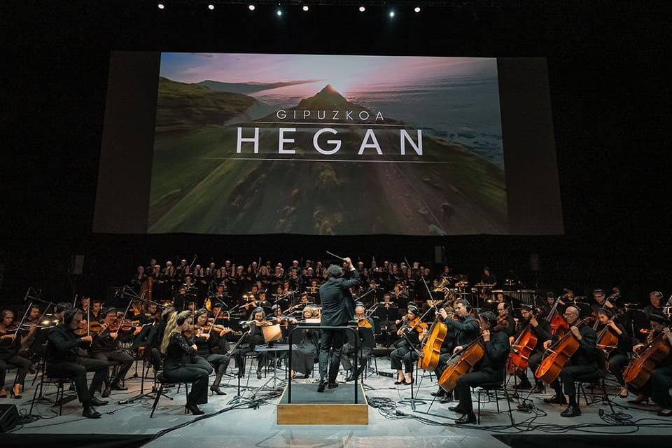 La Orquesta Sinfónica de Navarra ha actuado en el 73 Festival de Cine de San Sebastián para presentar “Euskal Herria Hegan”