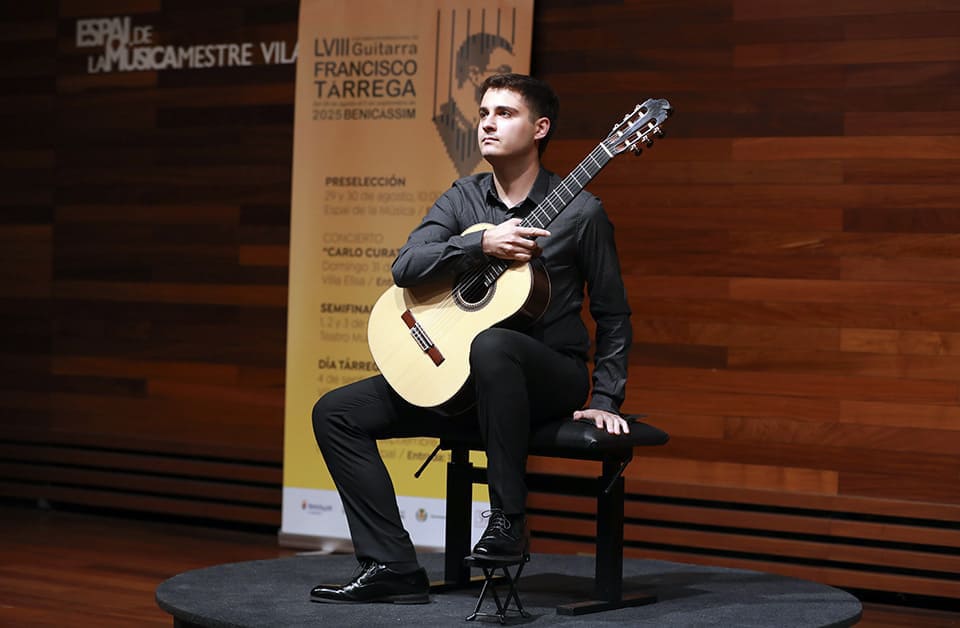 El guitarrista Ausiàs Parejo compite en los Latin Grammy con grandes artistas de la música clásica
