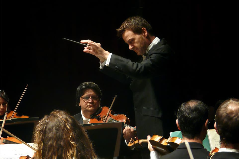 Álvaro Albiach dirige a David Barona y a la Orquesta de Extremadura en su próximo concierto
