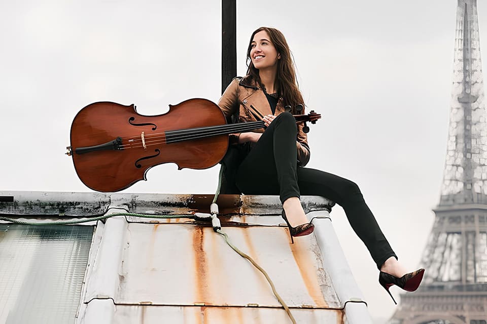La estrella del violonchelo Camille Thomas interpreta una obra antibélica de Fazil Say con la Euskadiko Orkestra