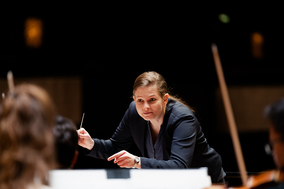La estrella del violonchelo Camille Thomas interpreta una obra antibélica de Fazil Say con la Euskadiko Orkestra