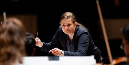 La estrella del violonchelo Camille Thomas interpreta una obra antibélica de Fazil Say con la Euskadiko Orkestra