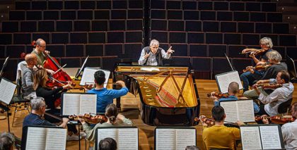 Christian Zacharias interpreta y dirige el Concierto para piano núm. 2 de Beethoven con la Orquesta Ciudad de Granada