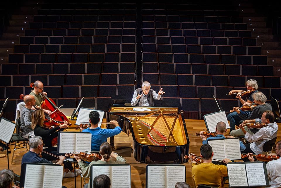 Christian Zacharias interpreta y dirige el Concierto para piano núm. 2 de Beethoven con la Orquesta Ciudad de Granada