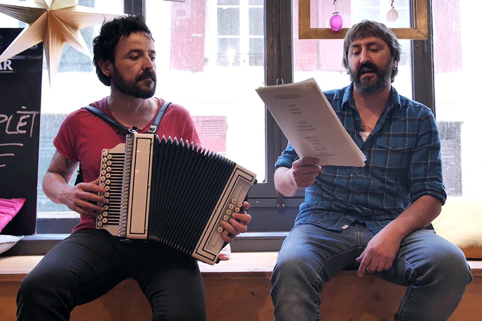 La música de Xabi Solano y las palabras de Jon Garmendia se funden en Bidasoatik harago