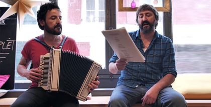 La música de Xabi Solano y las palabras de Jon Garmendia se funden en Bidasoatik harago