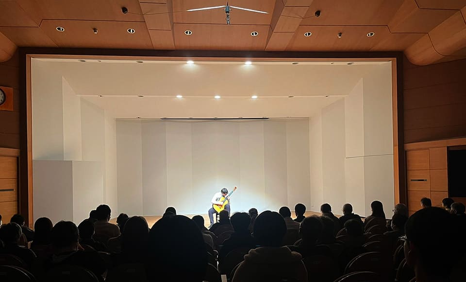 El guitarrista Ausiàs Parejo realiza una gira de 9 recitales por Japón tras ser nominado en los Latin Grammy