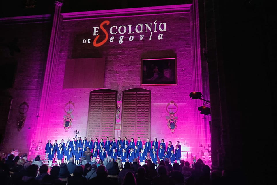 La Escolanía de Segovia ilumina la Catedral con Navidades del Mundo