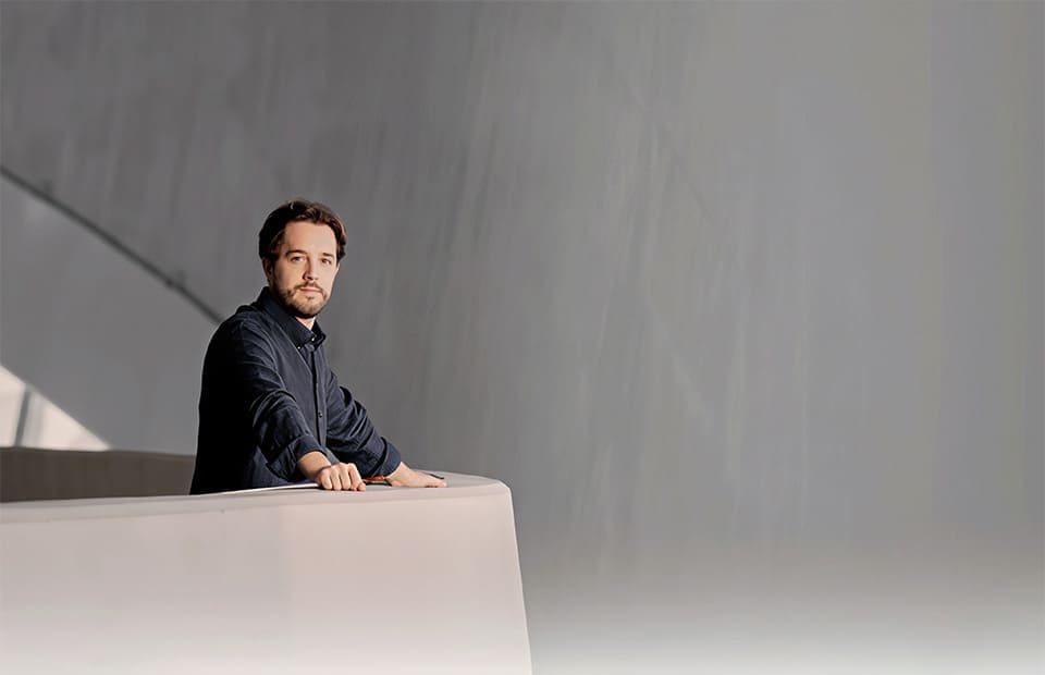 Jaume Santonja debuta en el Ciclo Sinfónico de la OCNE con obras de María de Pablos y Camille Saint-Saëns