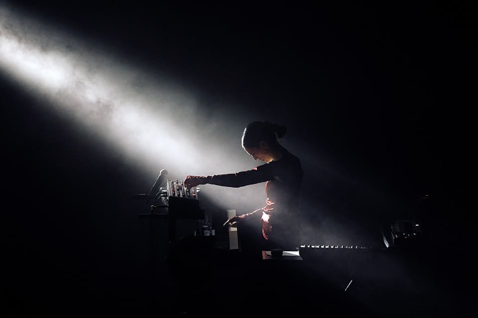 Claraguilar presenta Figura, un espectáculo de luces y música electrónica en Teatros del Canal