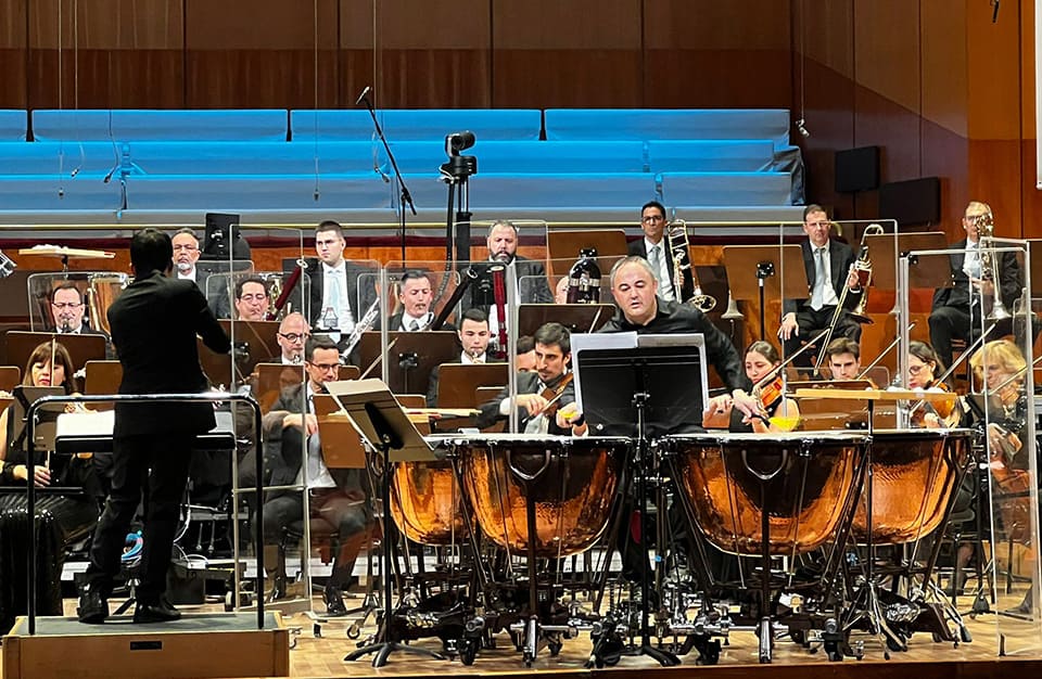 La Orquesta de València estrena el concierto para timbales Storm of Strikes de Óscar Navarro, dirigida por Alexander Liebreich