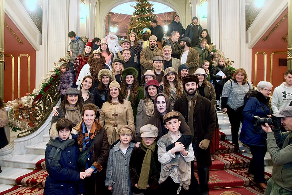 Éxito rotundo. Cuento de Navidad arrasa en Bilbao con el teatro lleno y ópera en la calle