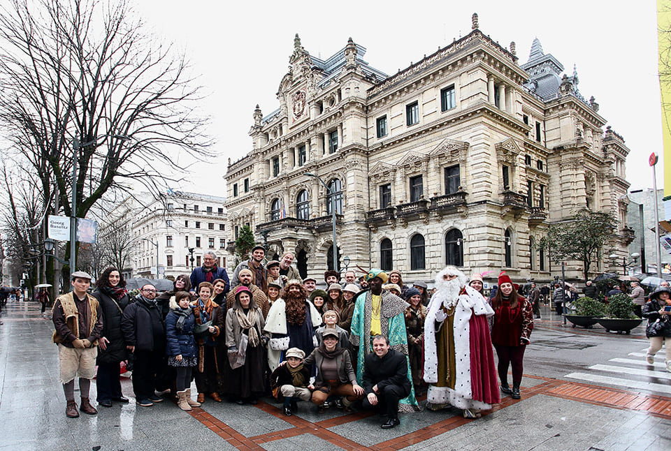 Éxito rotundo. Cuento de Navidad arrasa en Bilbao con el teatro lleno y ópera en la calle