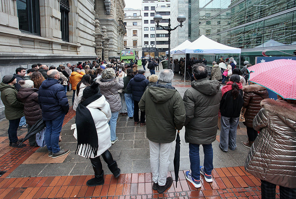 Éxito rotundo. Cuento de Navidad arrasa en Bilbao con el teatro lleno y ópera en la calle
