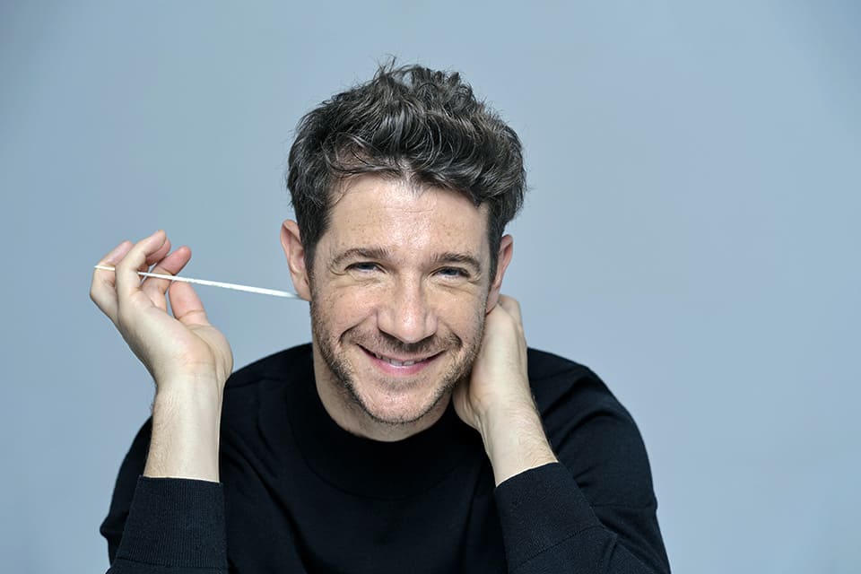Andrés Salado vuelve a dirigir a la Orquesta de Extremadura fomentando talento joven