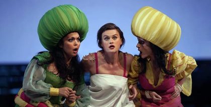 Encuentro entre Oriente y Occidente en la Carroza del Teatro Real de Madrid