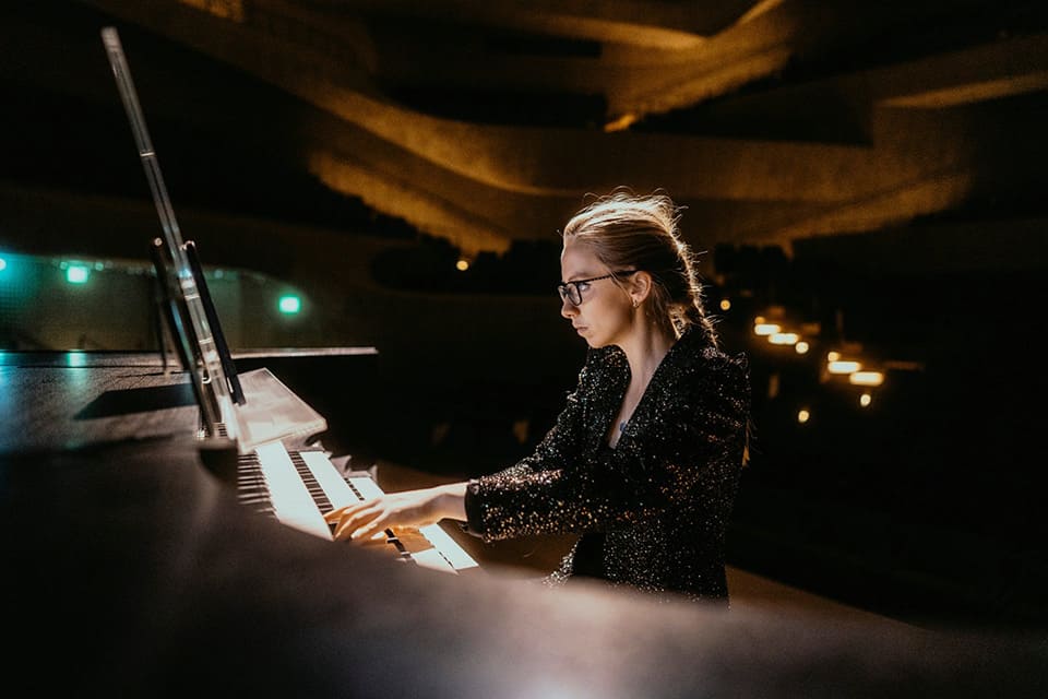 Anna Lapwood, fenómeno global del órgano en redes sociales, llega por primera vez al ciclo Bach Vermut del CNDM